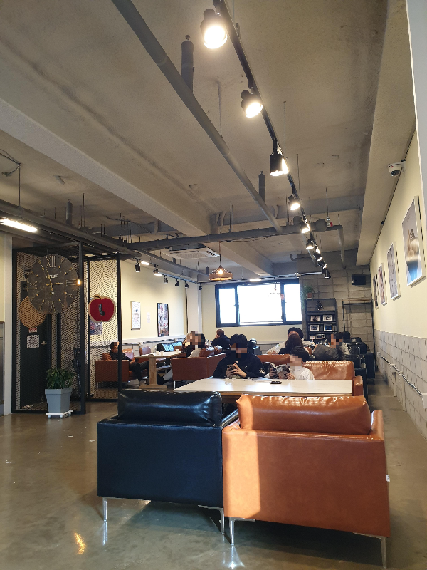 좌석 자체가 크고 공간도 여유로운 2층.