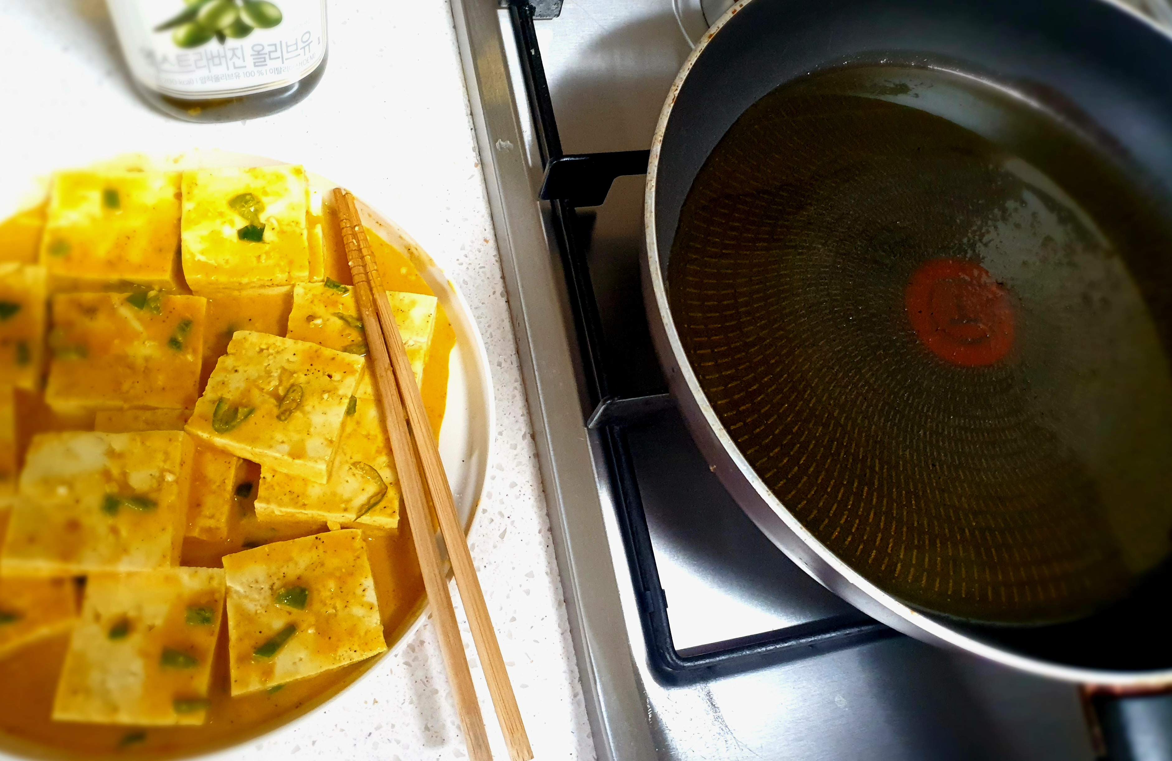 오일을-추가하지-않도록-넉넉하게-두릅니다.