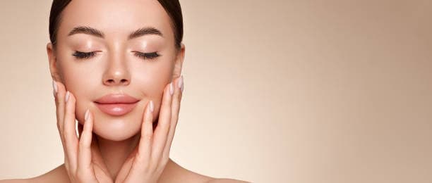 1. 피부에 좋은 화장품 성분
건강한 피부를 유지하기 위해서는 피부에 이로운 성분이 포함된 화장품을 사용하는 것이 중요하다. 대표적으로 **히알루론산(Hyaluronic Acid)**은 강력한 보습 성분으로, 피부에 수분을 공급하고 촉촉한 상태를 유지하는 데 도움을 준다. 또한 **나이아신아마이드(Niacinamide)**는 미백과 항산화 효과가 뛰어나며, 피부 톤을 균일하게 하고 잔주름을 완화하는 효과가 있다.
비타민 C(Ascorbic Acid) 또한 피부 미백과 탄력 개선에 도움을 주며, 강력한 항산화 작용으로 피부 노화를 예방하는 역할을 한다. **세라마이드(Ceramide)**는 피부 장벽을 강화하여 외부 자극으로부터 피부를 보호하고, 피부의 수분 손실을 방지하는 중요한 역할을 한다. 이외에도 알로에 베라(Aloe Vera), 녹차 추출물(Green Tea Extract), 판테놀(Panthenol) 등은 피부 진정 효과와 보습력을 높이는 데 유용한 성분으로 알려져 있다.
2. 피해야 할 유해 성분
반면, 피부 건강을 해칠 수 있는 유해 성분도 존재한다. 대표적으로 파라벤(Paraben) 계열 방부제는 화장품의 유통기한을 늘리는 역할을 하지만, 일부 연구에서 내분비계 교란 가능성이 제기되어 주의가 필요하다. 또한, **설페이트(Sulfate, SLS/SLES)**는 강한 세정력으로 인해 피부 장벽을 손상시킬 수 있으며, 민감한 피부에는 자극이 될 수 있다.
포름알데하이드(Formaldehyde) 및 그 방출체는 방부제로 사용되지만, 피부 자극 및 알레르기를 유발할 가능성이 있다. 또한, **합성 향료(Synthetic Fragrance)**는 피부 트러블을 유발할 수 있으며, 특정 화학 물질과 반응하여 알레르기를 유발하는 경우가 많다. 페녹시에탄올(Phenoxyethanol) 역시 보존제로 사용되지만, 고농도 사용 시 피부 자극과 독성을 초래할 수 있다.
3. 안전한 화장품 선택 방법
화장품을 선택할 때는 성분표(INCI 리스트)를 꼼꼼히 확인하는 것이 중요하다. 먼저, 피부 타입에 따라 적합한 성분을 포함한 제품을 선택해야 한다. 예를 들어, 건성 피부라면 히알루론산과 세라마이드가 포함된 보습력이 높은 제품이 좋고, 지성 피부는 유분이 적은 나이아신아마이드나 녹차 추출물 기반 제품이 적합하다.
또한, EWG(Environmental Working Group) 등급을 참고하면 성분의 안전성을 보다 쉽게 확인할 수 있다. EWG 12 등급의 성분은 비교적 안전한 것으로 평가되며, 710 등급의 성분은 유해성이 높은 것으로 간주된다. 소비자는 가능한 한 합성 향료나 인공 색소가 포함되지 않은 저자극 제품을 선택하는 것이 좋다.
4. 유해 성분을 배제한 클린 뷰티 트렌드
최근 화장품 업계에서는 클린 뷰티(Clean Beauty) 트렌드가 확산되고 있다. 이는 유해 성분을 배제하고, 피부에 안전한 천연 유래 성분을 기반으로 한 제품을 의미한다. 특히, **비건 화장품(Vegan Cosmetics)**과 크루얼티 프리(Cruelty-Free) 인증을 받은 제품들이 소비자들 사이에서 인기를 끌고 있다.
또한, 피부 친화적인 마이크로바이옴(Microbiome) 화장품도 주목받고 있다. 이는 피부에 존재하는 유익균의 균형을 맞춰 피부 건강을 촉진하는 개념으로, 장기적으로 피부 장벽을 강화하고 면역력을 높이는 효과를 기대할 수 있다. 이러한 흐름에 맞춰, 소비자들은 단순히 효과적인 제품을 넘어 성분이 안전한 화장품을 선호하는 방향으로 변화하고 있다.
결론적으로, 피부 건강을 위해서는 유해 성분을 피하고, 피부에 좋은 성분이 함유된 제품을 선택하는 것이 필수적이다. 소비자가 화장품 성분에 대한 기본적인 지식을 습득하고, 신중하게 제품을 선택하는 것이 건강한 피부를 유지하는 가장 중요한 요소라고 할 수 있다.