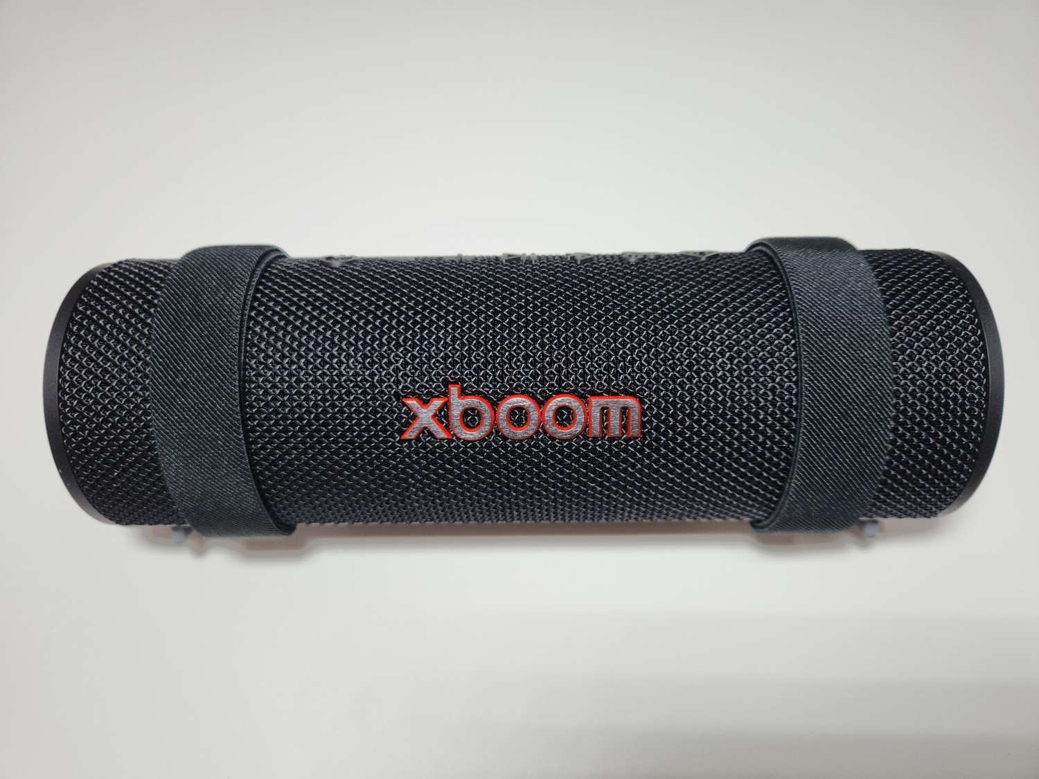 검은색 스피커 가운데에 'xboom'이라고 로고가 적혀 있다