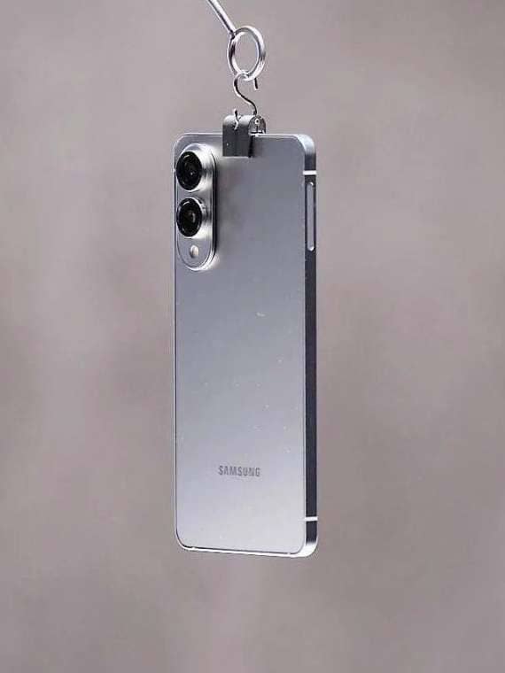 갤럭시 S25 엣지 전체 디자인 실물 이미지, 후면 카메라와 실버 프레임 강조