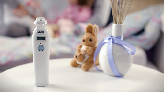 아이 열날 때 체온 측정을 위한 비접촉 체온계와 아기 장난감이 있는 모습