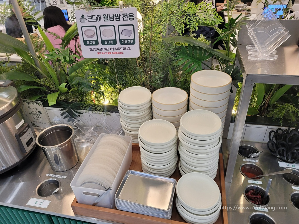 월남쌈을 위한 라이스페이퍼와 전용 온수