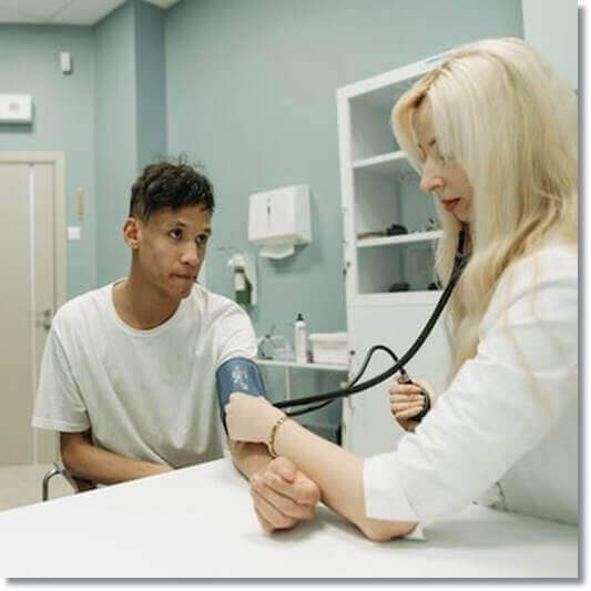 심혈관 건강에 도움이 되는 하고초, 혈압 체크 하는 고혈압 환자