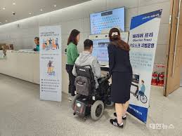 배리어프리 키오스크-시연모습-장애인