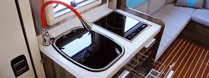 생방송오늘저녁 수술만 11번? 아픈 아내의 발이 되어준 좌식 거실 주문형 캠핑카 업체