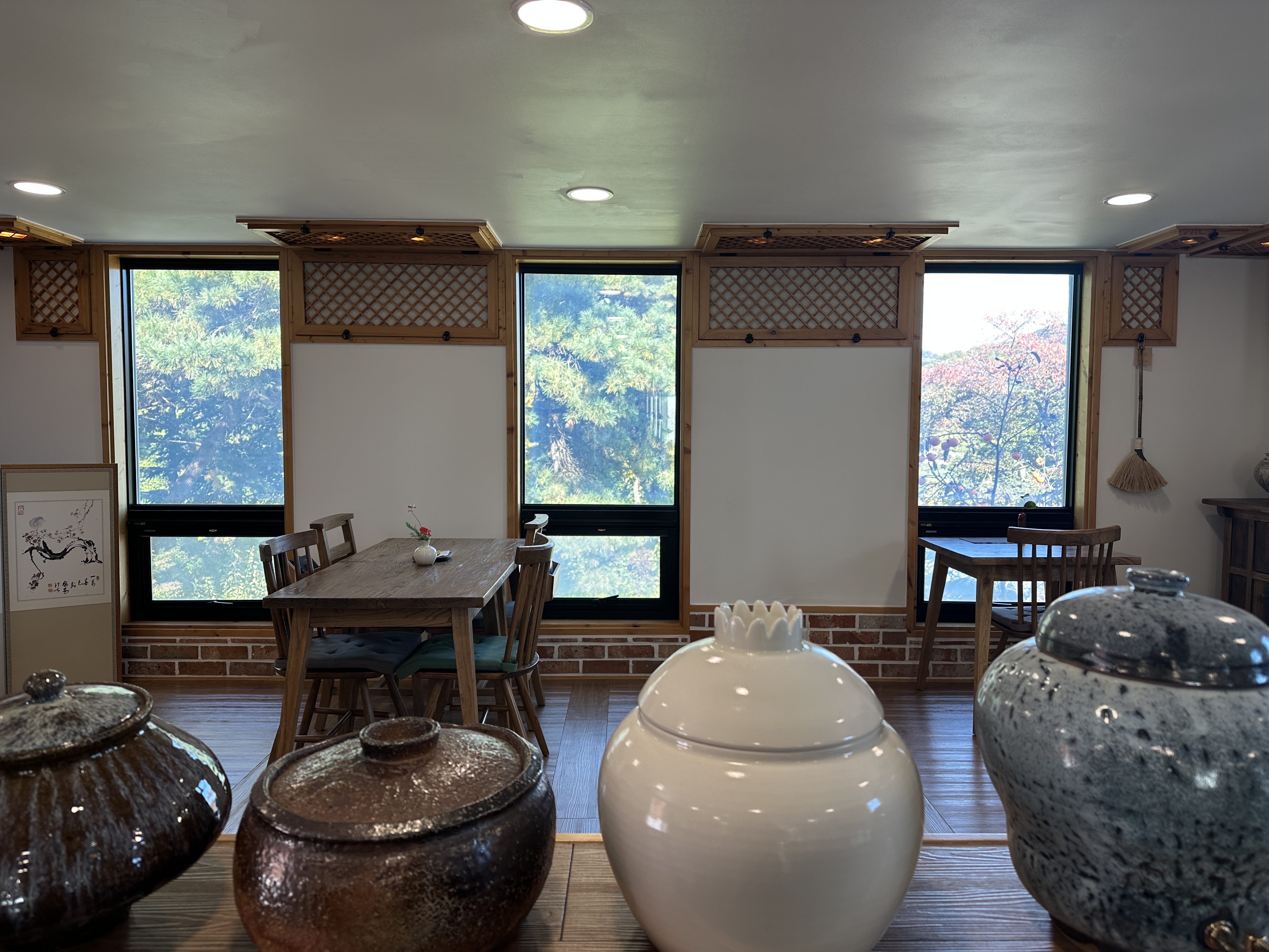 어느 자리에서나 산세를 바라볼 수 있는 뷰