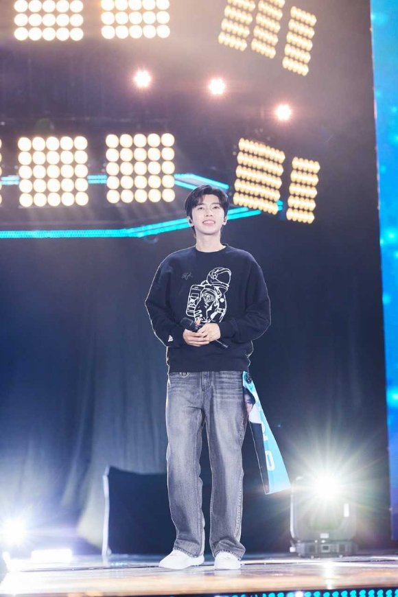 임영웅이 전국투어 콘서트 &lsquo;IM HERO&rsquo;(아임 히어로) 무대에서 팬들을 만나고 있다. [사진=물고기뮤직]