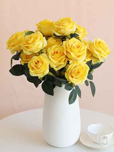 화병에 담긴 노란장미 꽃다발