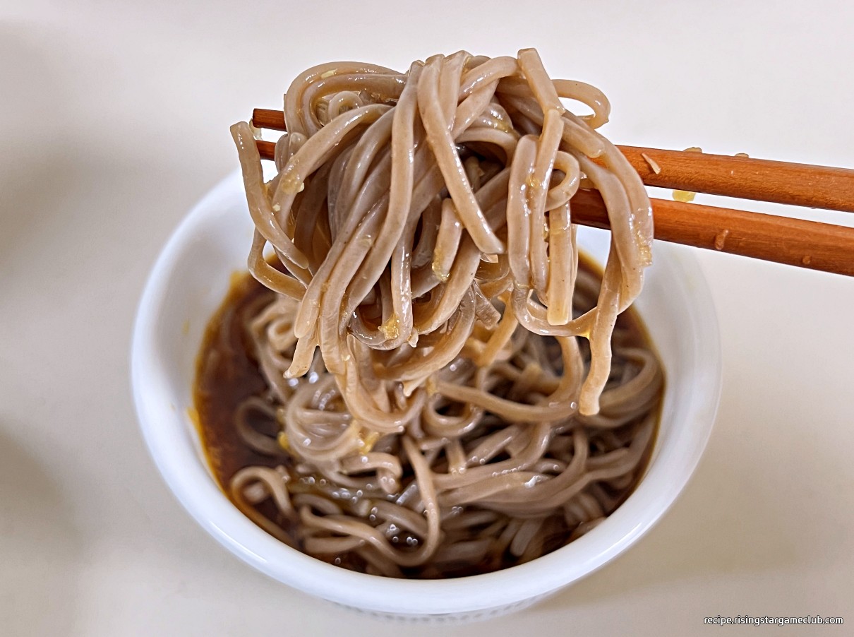 판모밀국수를 한젓가락 즐기는 사진