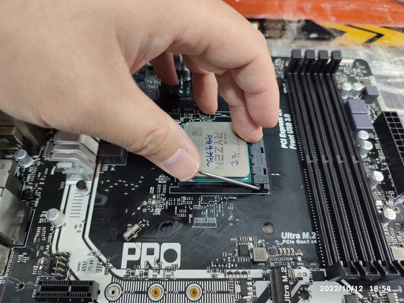 고장난 CPU를 가지고 소켓에 넣어서 동작 확인 중 3번