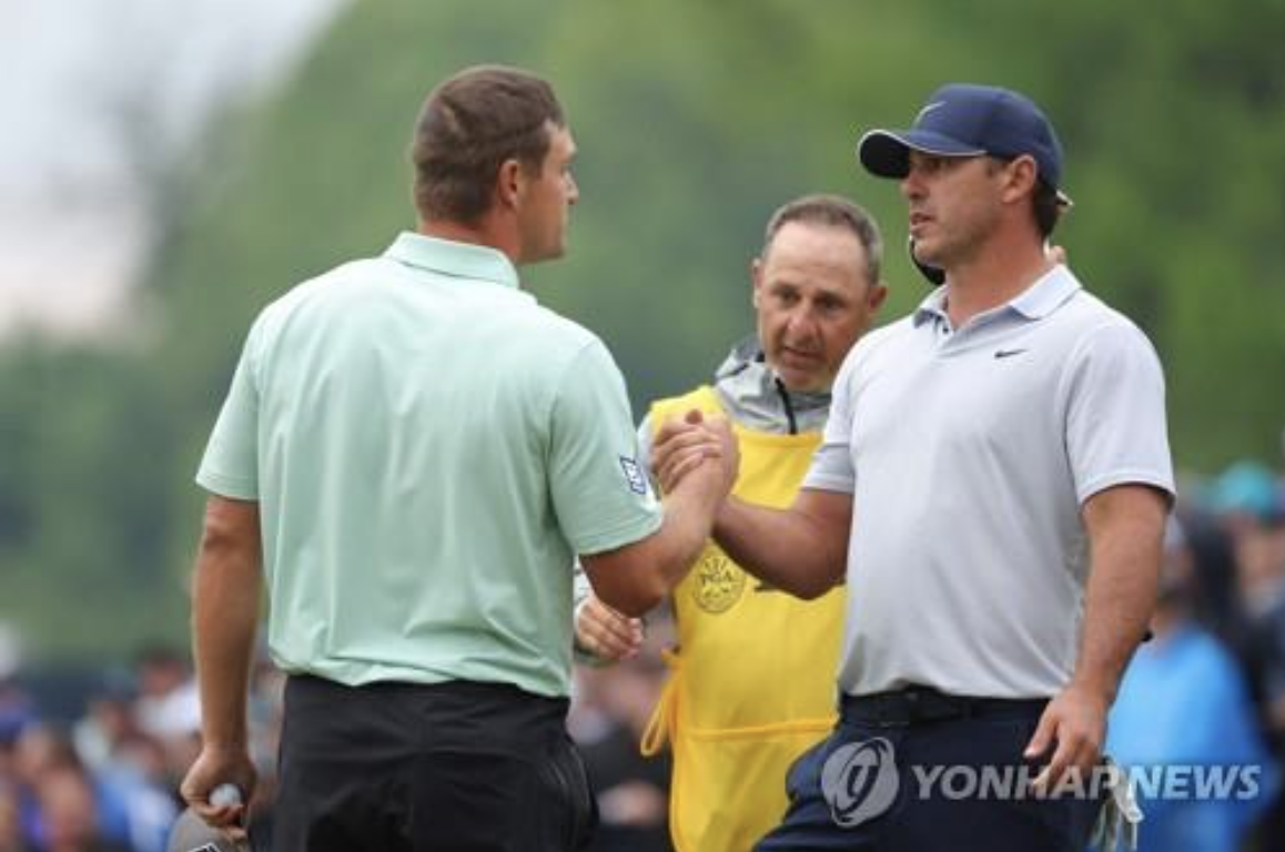 브라이슨디섐보와 브룩스캡카(사진출처.연합뉴스)