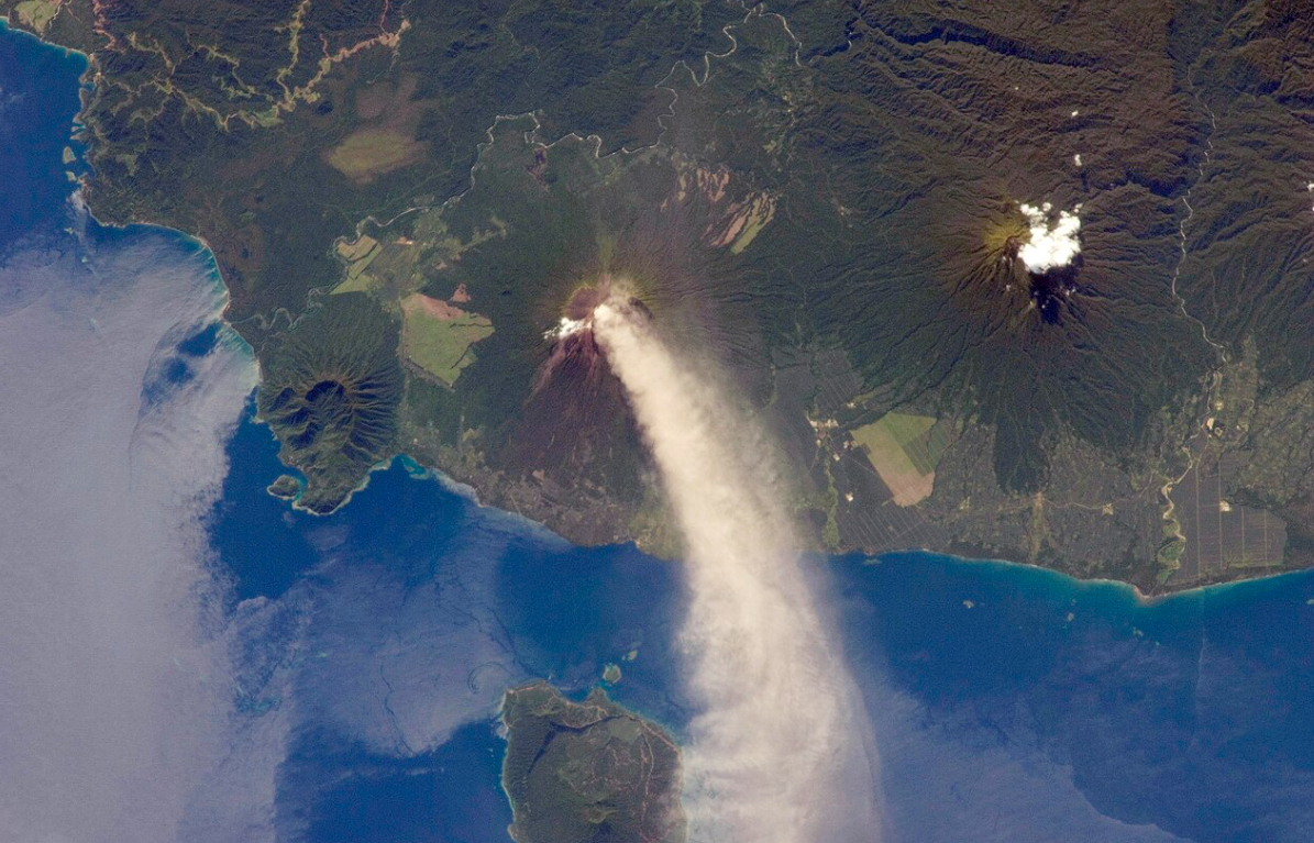 울라완 산의 분화 활동 위성 사진