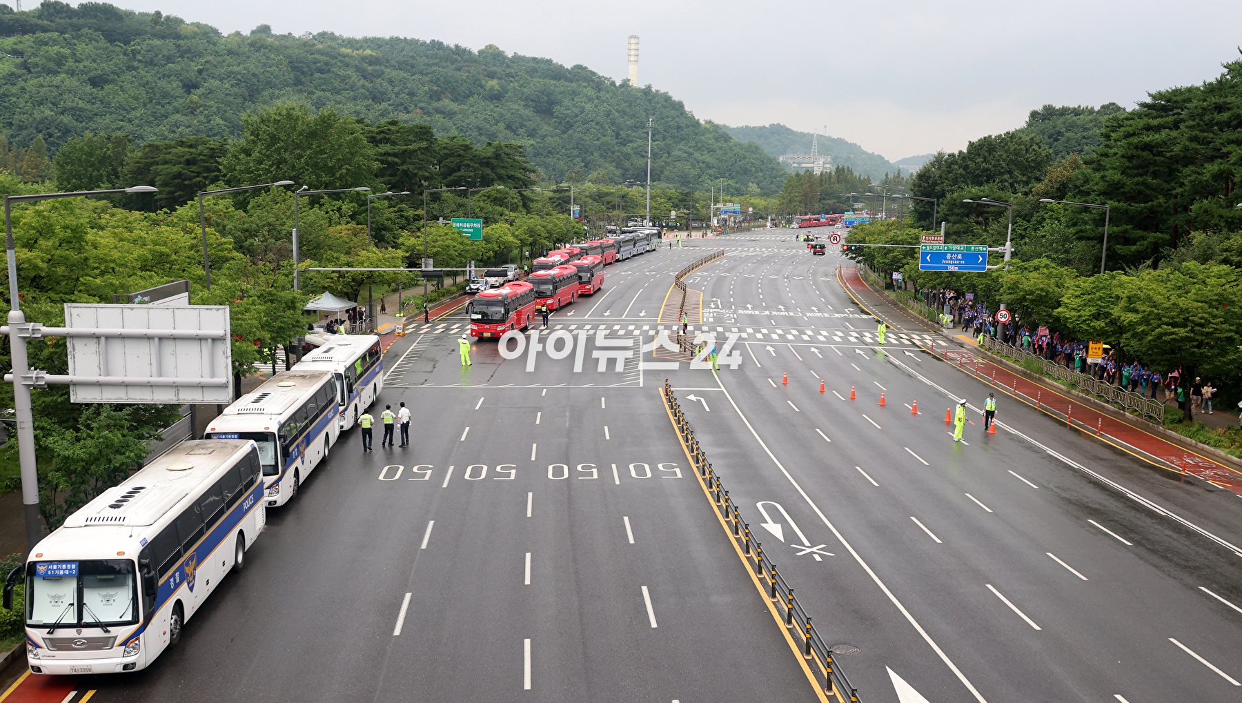 11일 오후 서울 마포구 상암동 서울월드컵경기장에 2023 새만금 세계스카우트 잼버리 폐영식에 참가하는 각국 스카우트 대원들이 도착하고 있다. [사진=사진공동취재단]