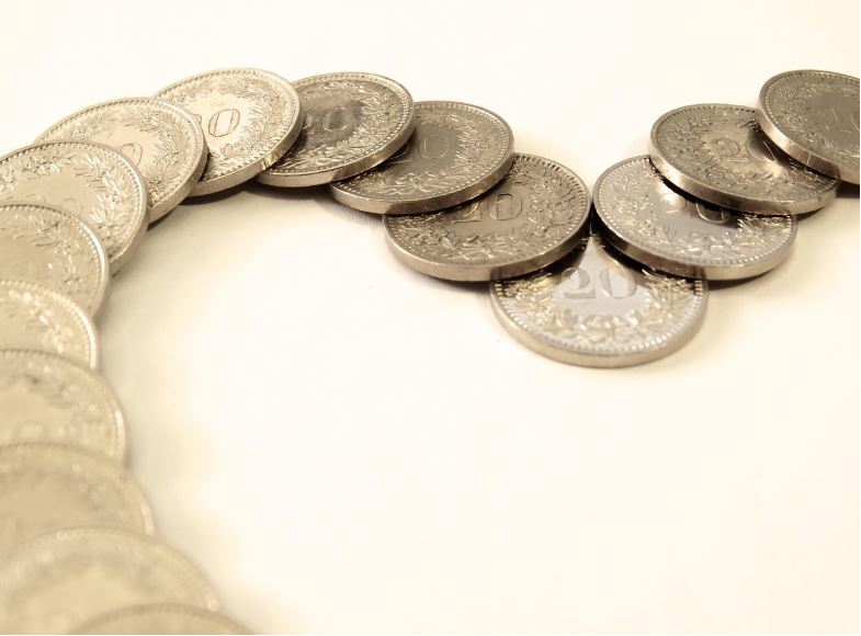 동전을 길게 나열한 모습