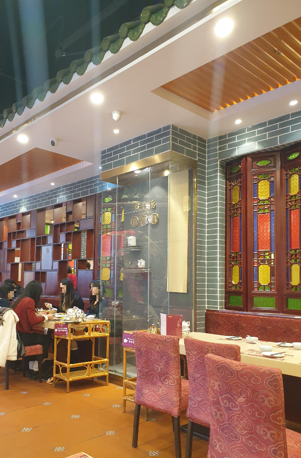 초록색 타일과 다양한 컬러고 된 문 모양의 벽면