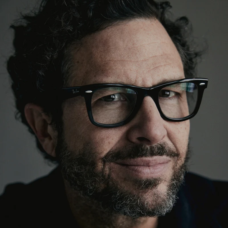 곱슬머리에 안경낀 그리셀다 제작진 에릭 뉴먼