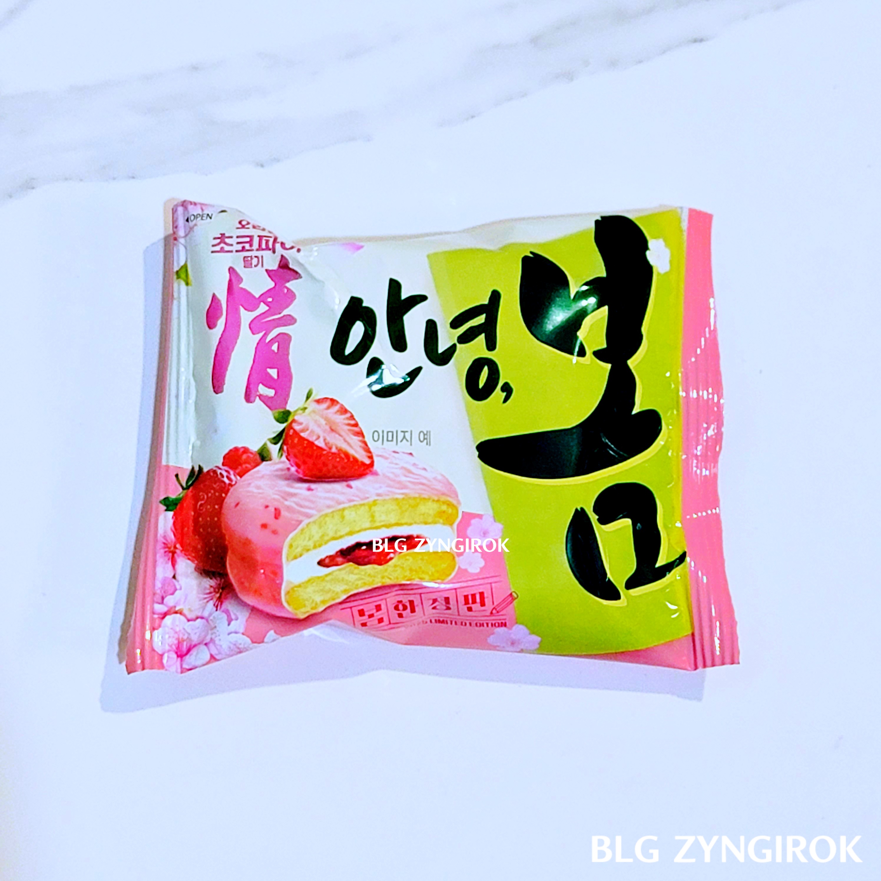 오리온 안녕 봄 한정판 - 초코파이 딸기 낱개 앞면 포장 모습이다.