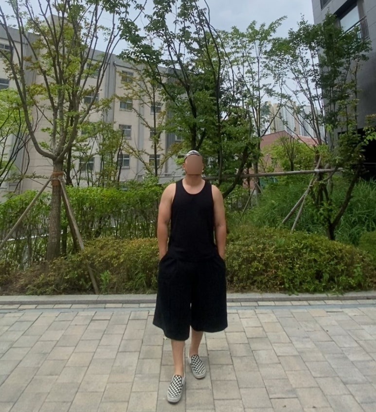 데일리룩('26. 8. 15.)후드후드 빈티지 카모 반다나 밀리터리, 무신사 무신사스탠다드 슬리브리스 민소매 나시, 무신사스탠다드 무신사 와이드 버뮤다 팬츠, 반스 체커보드 슬립온