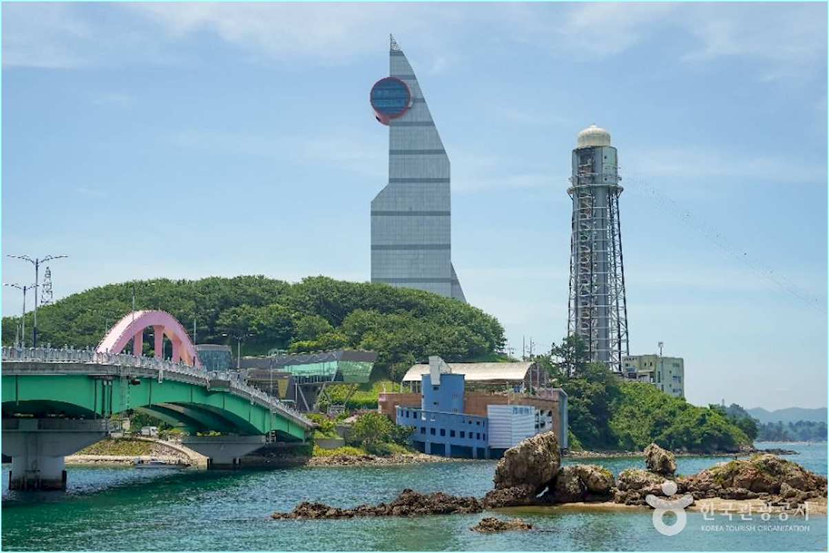 바다에서 바라본 진해해양공원 섬과 건물들 전경