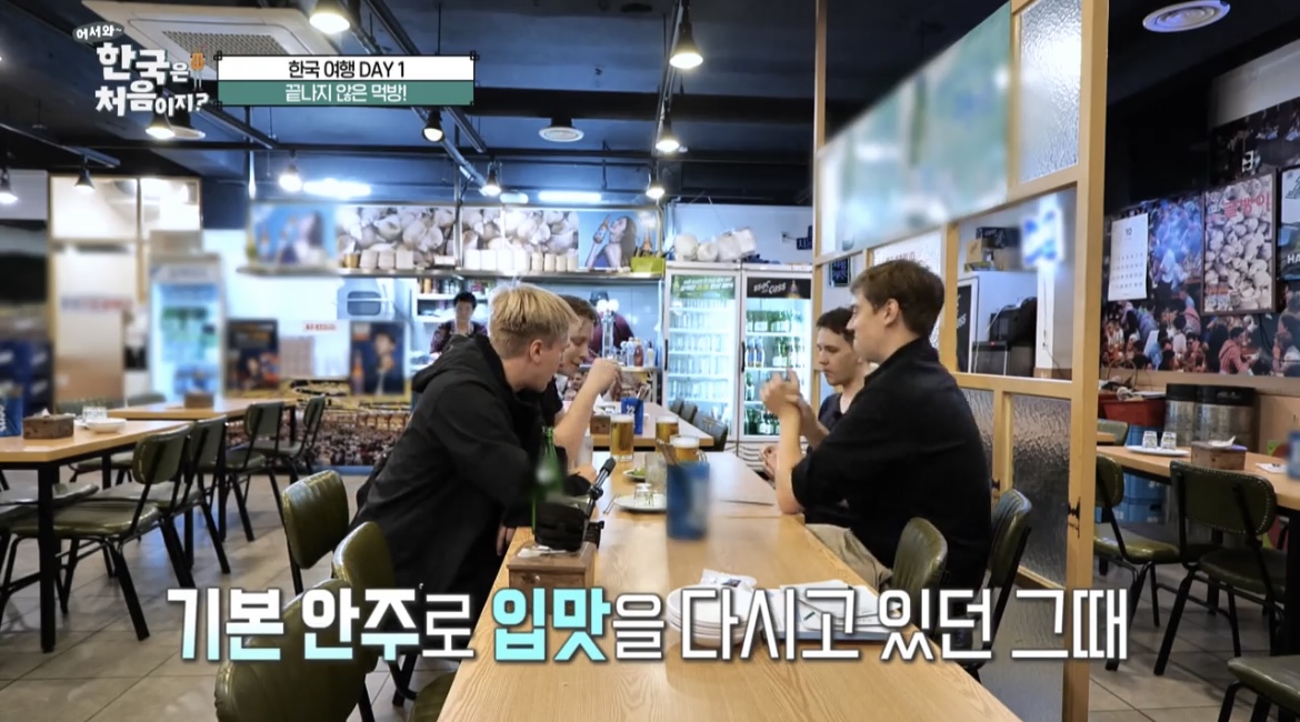 한국은처음이지-스웨덴-친구들-명동-골뱅이-식당-내부