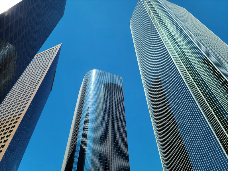 다운타운의 높은 빌딩을 아래에서 위로 찍은 사진. 초고층 빌딩들이 나를 둘러싸고 있는 느낌이다. 유리로 된 빌딩의 창들은 서로의 모습을 반사하고 있다.