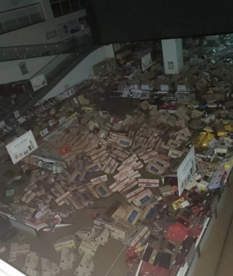 이마트 안에 많은 상자가 침수되거나 가득찬 물에 떠있다.