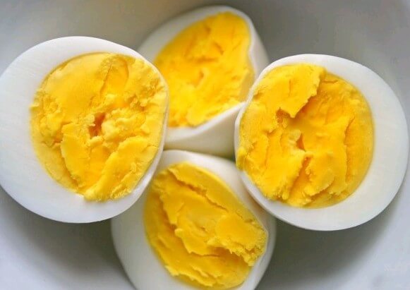 삶은-달걀을-반으로-갈라-놓은-사진