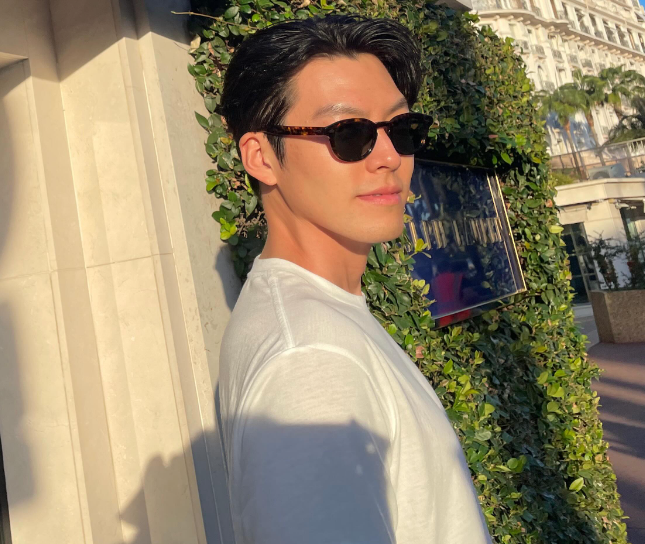 김우빈 프로필 작품활동 연애 신민아 결혼 투병 결별 드라마 영화 넥플릭스