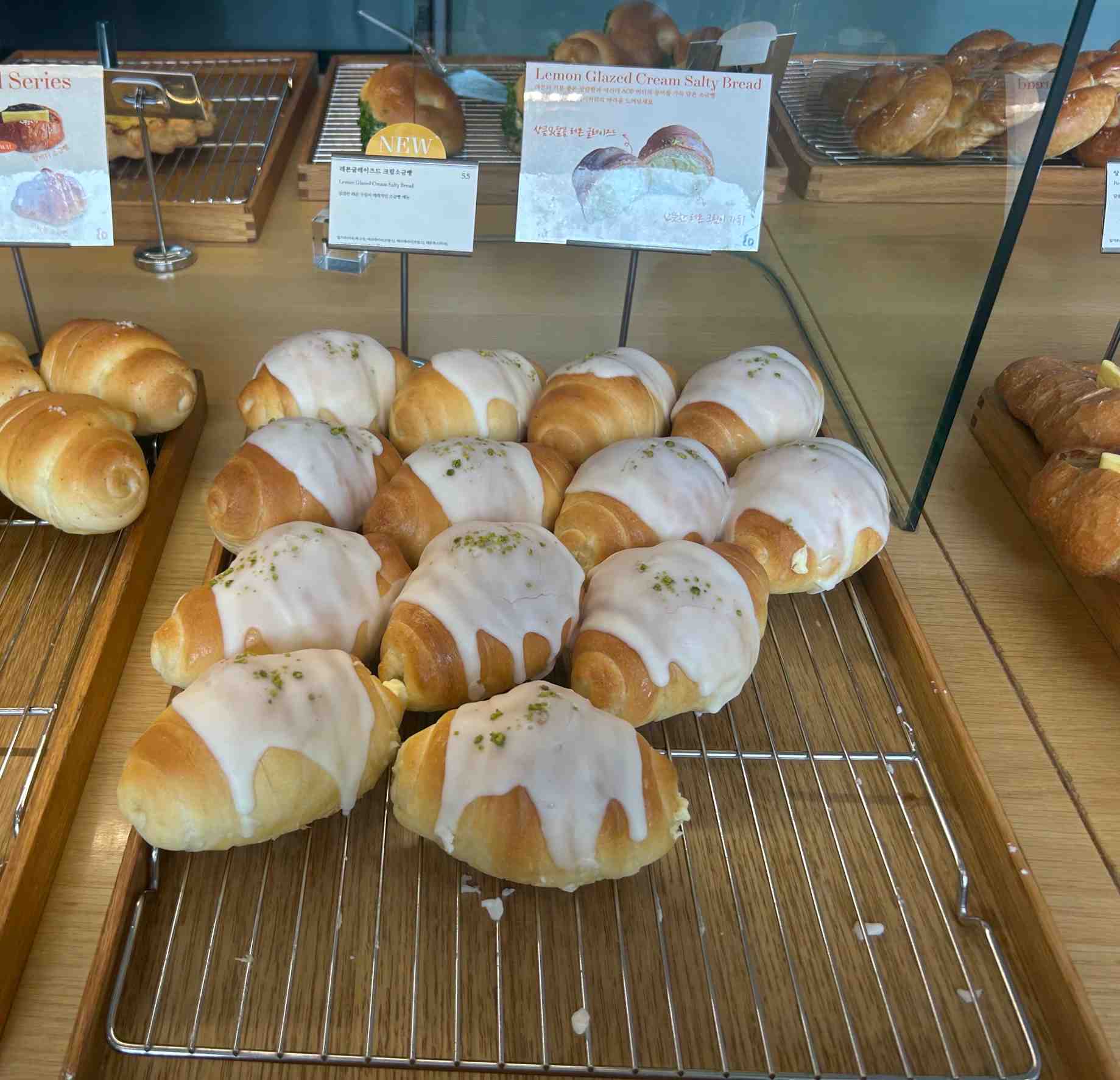 레몬 글레이즈드 크림 소금빵