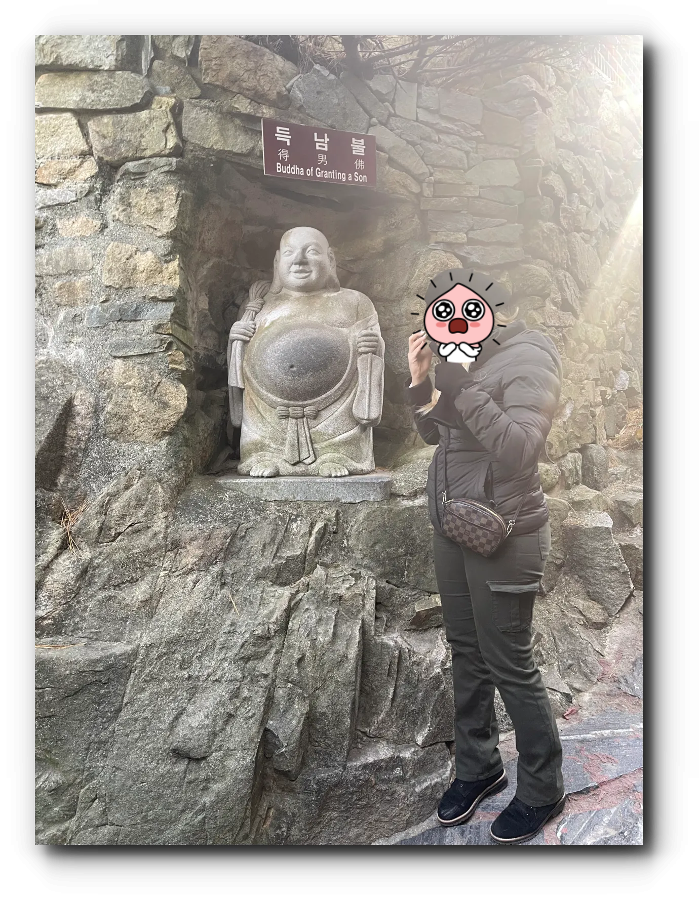 득남할-수-있는-득남불을-만지려는-사람