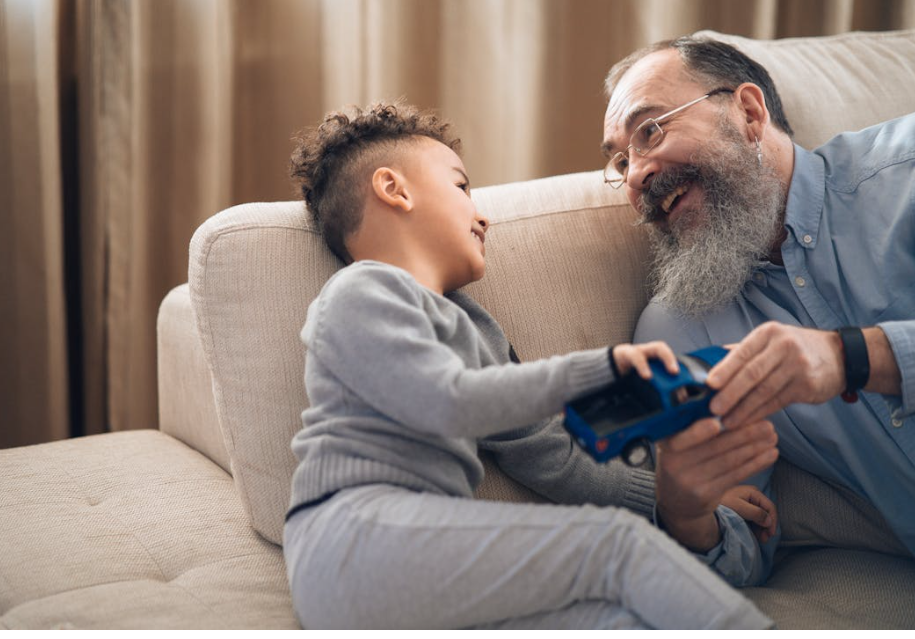 손자와 즐거운 시간을 보내는 은퇴자 사진