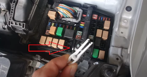 자동차 휴즈 빼는 방법