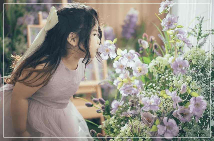 성남-에세이-스튜디오에서-라벤더-드레스를-입고-꽃을-맡고-있는-어린-소녀