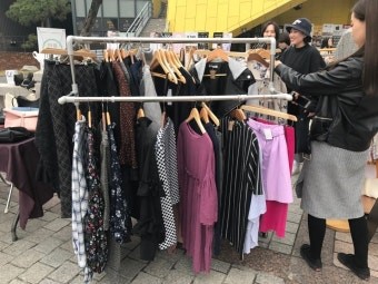 옷장에서-마음에드는-옷을-찾지만-아무리-둘러봐도-없어-당황해하는-여성