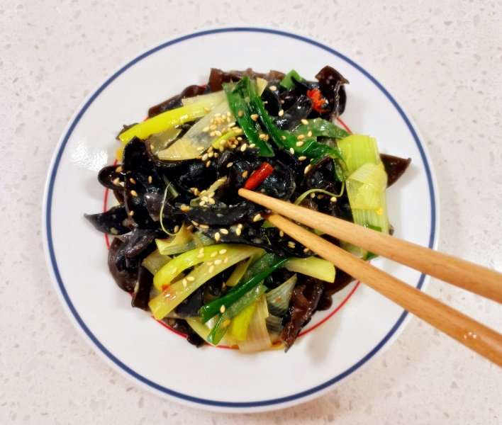 목이버섯 요리 마늘과 파로 향을 입힌, 쫄깃한 목이버섯 볶음