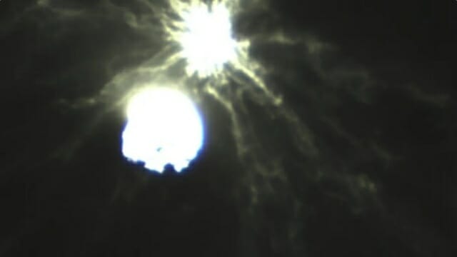 DART 우주선과 충돌 후 밝은 빛을 내는 소행성 디모르포스의 모습 출처 ASA NASA