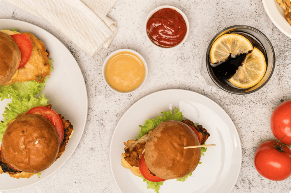 햄버거와 감자튀김 등 인스턴트 음식들