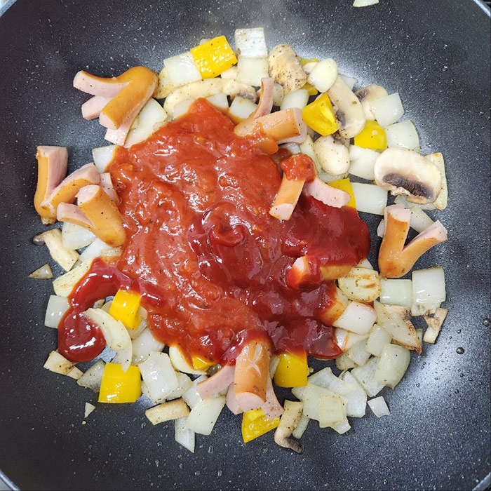 케찹과 토마토소스 넣기