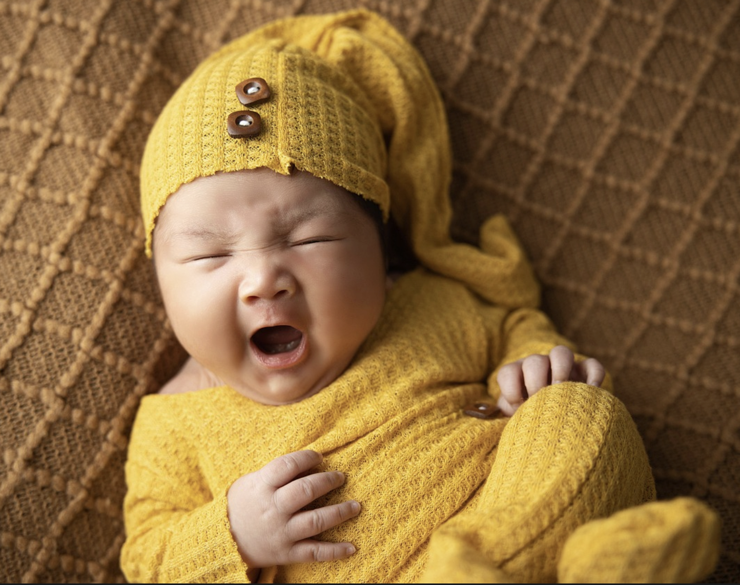 배에 손을 올린 아기