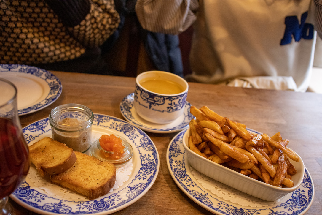 감자튀김, 빵과 소스, 그리고 스프가 있다.