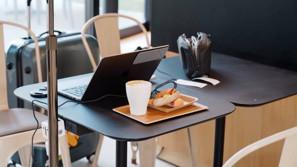 노트북과 커피, 샌드위치가 놓인 카페 작업 공간