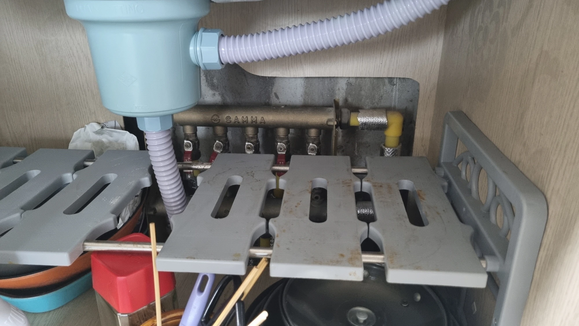 싱크대 아래 난방수 분배기