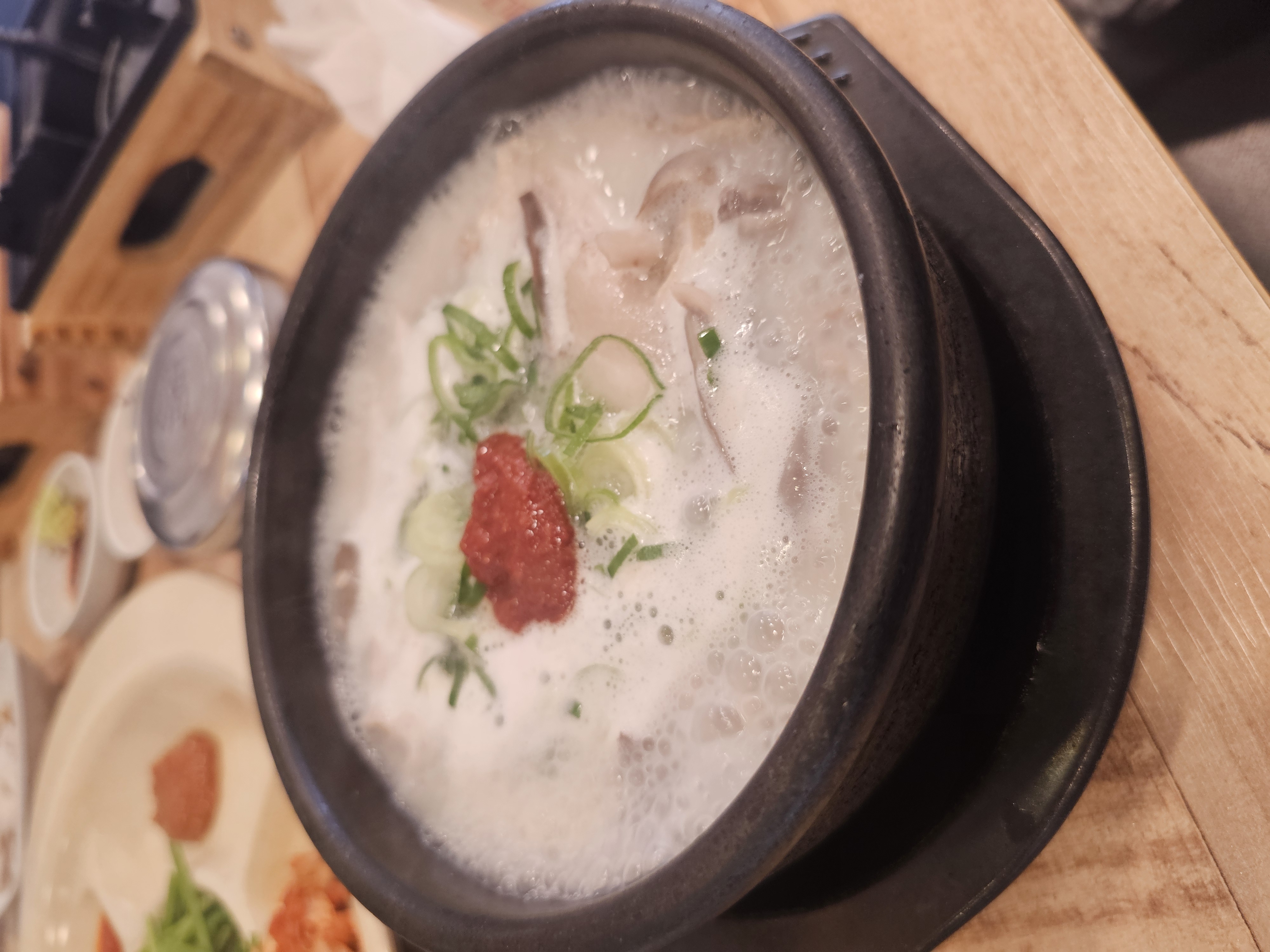 진가옥 고기국밥 — 뽀얀 국물에 다진양념과 대파