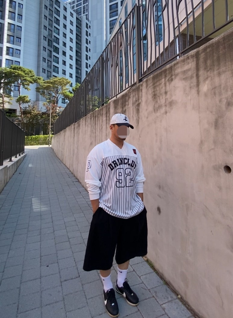데일리룩('26. 6. 13.)카네라 스트라이프 볼캡 야구 모자, 드릭스 스트라이프 럭비 티셔츠, 무신사스탠다드 와이드 버뮤다팬츠, 나이키 양말, 나이키 코르테즈, 서지컬스틸 팔찌