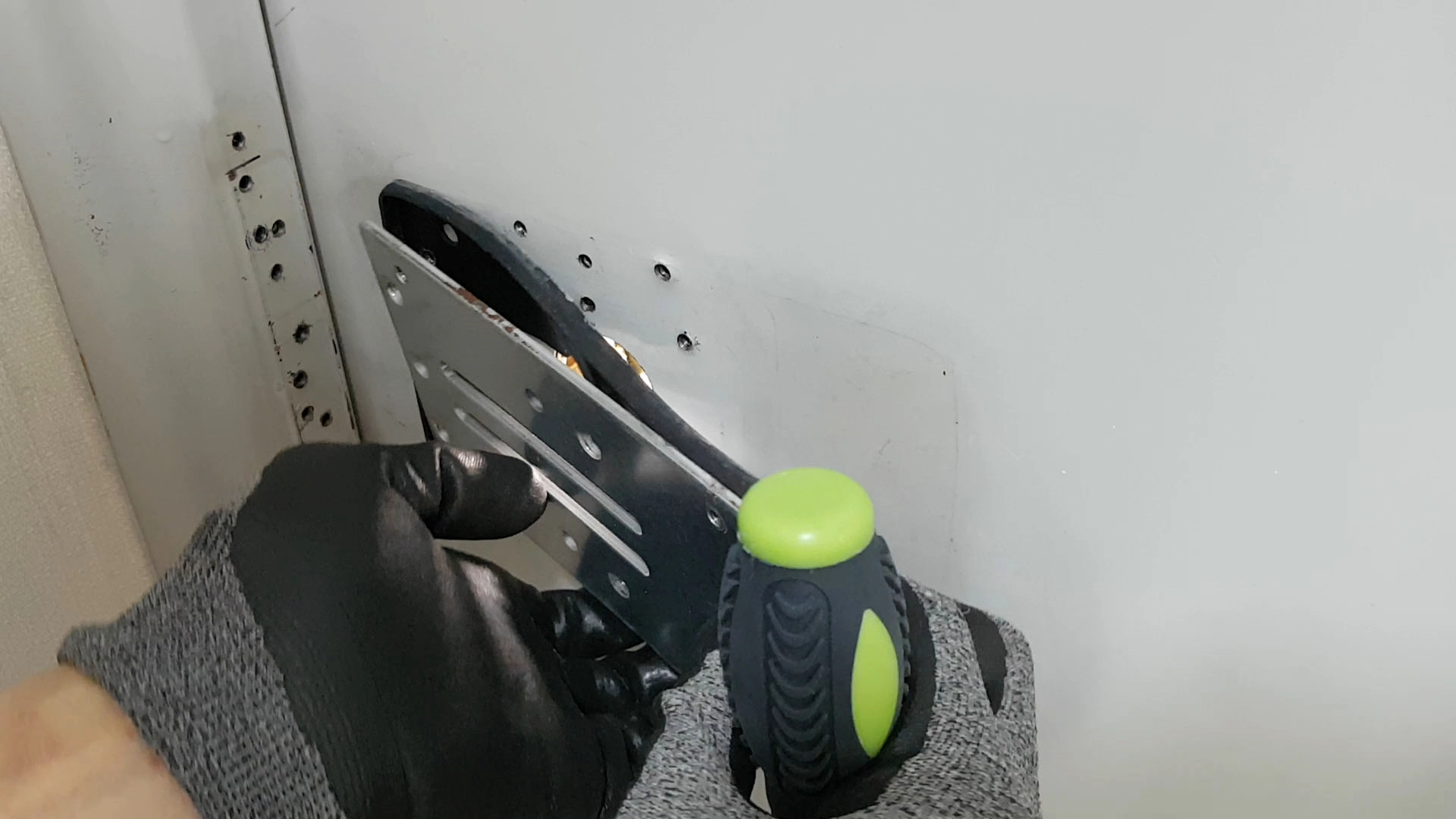 설치 보강판 떼는 모습