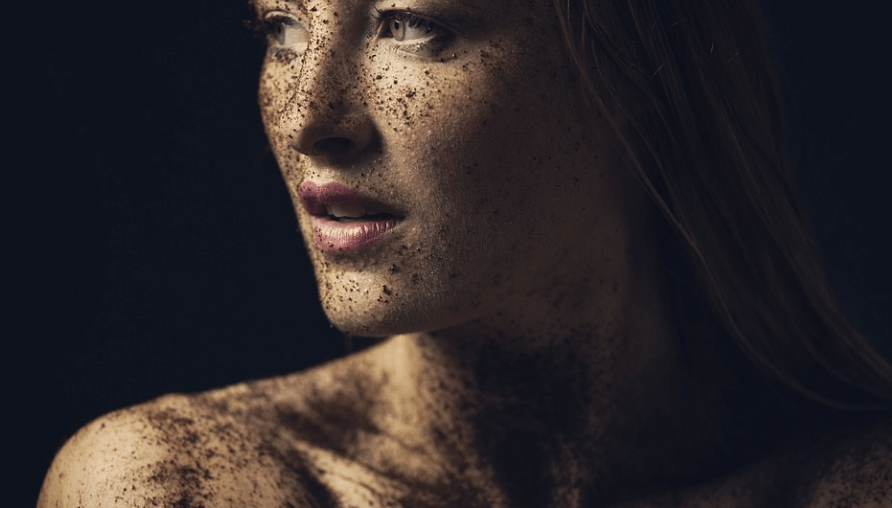 각질이 생기는 이유로 고통 받는 여성의 모습