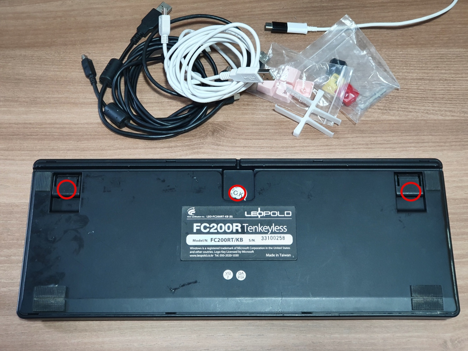 레오폴드 FC200R tenkeyless 갈축 나사 3개를 풀어야 한다.