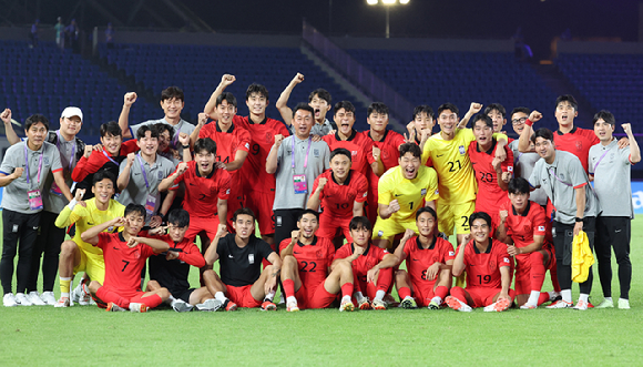21일 중국 진화 스포츠 스타디움에서 열린 2022 항저우 아시안게임 남자축구 조별리그 E조 2차전 한국 대 태국 경기&#44; 태국을 4대0으로 꺾은 한국 선수 및 코치진이 기념촬영을 하고 있다. 2023.09.21. [사진=뉴시스]