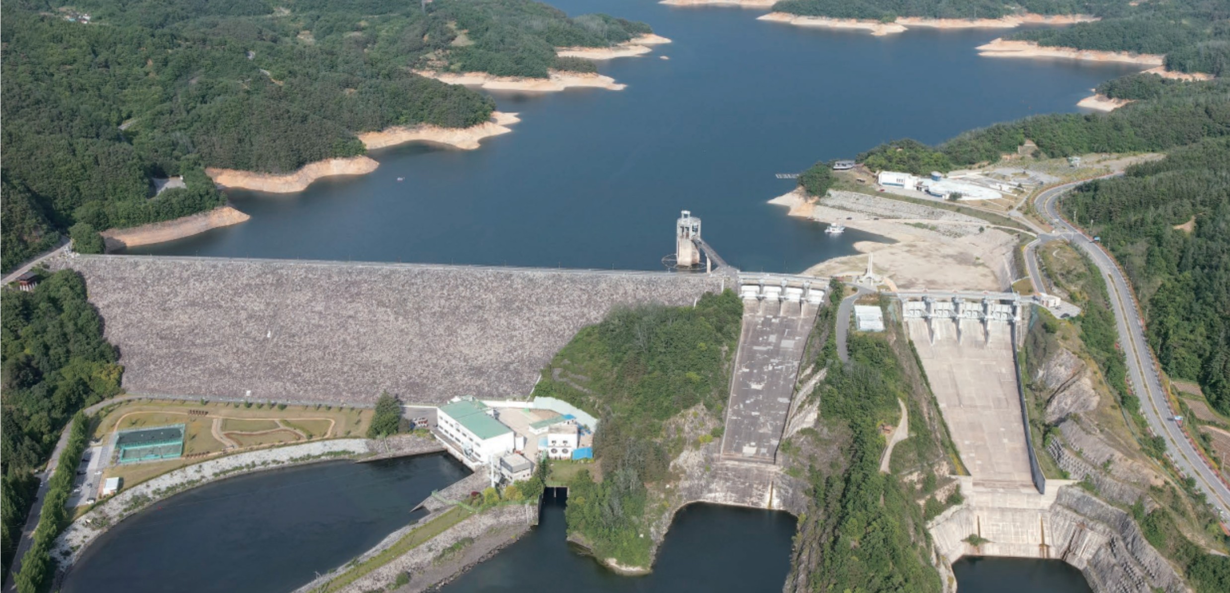 보조여수로가 생긴 뒤의 안동댐(사진출처:한국대댐회( Korean National Committee on Large Dams)